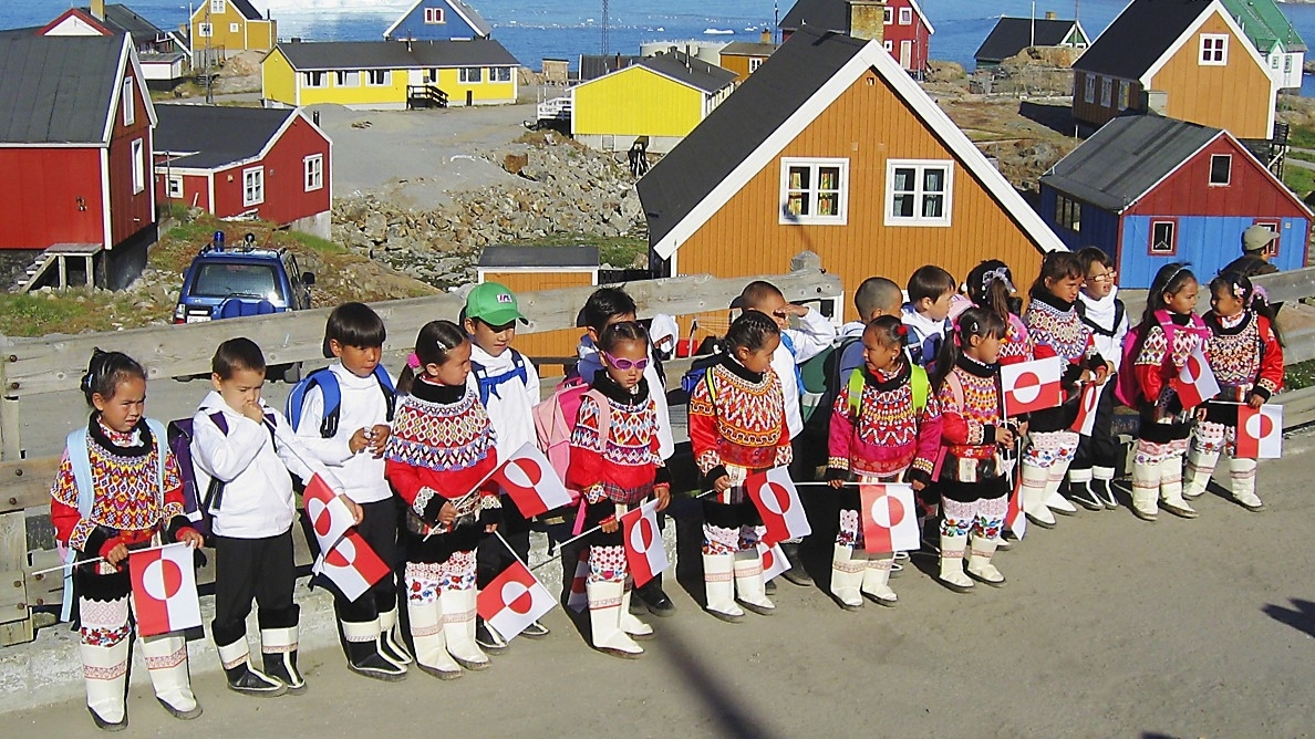 Grönländska skolbarn med grönländska flaggor. Foto: Kim Hansen/Wikimedia Commons