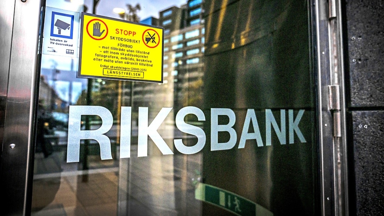 Porten till Riksbanken i Stockholm. Foto: Bilbo Lantto