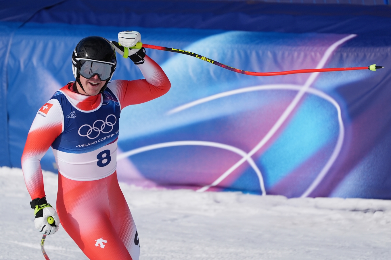 Schweizaren Franjo von Allmen firar efter sitt åk i herrarnas störtlopp i Bormio. Foto: Rebecca Blackwell /AP/TT