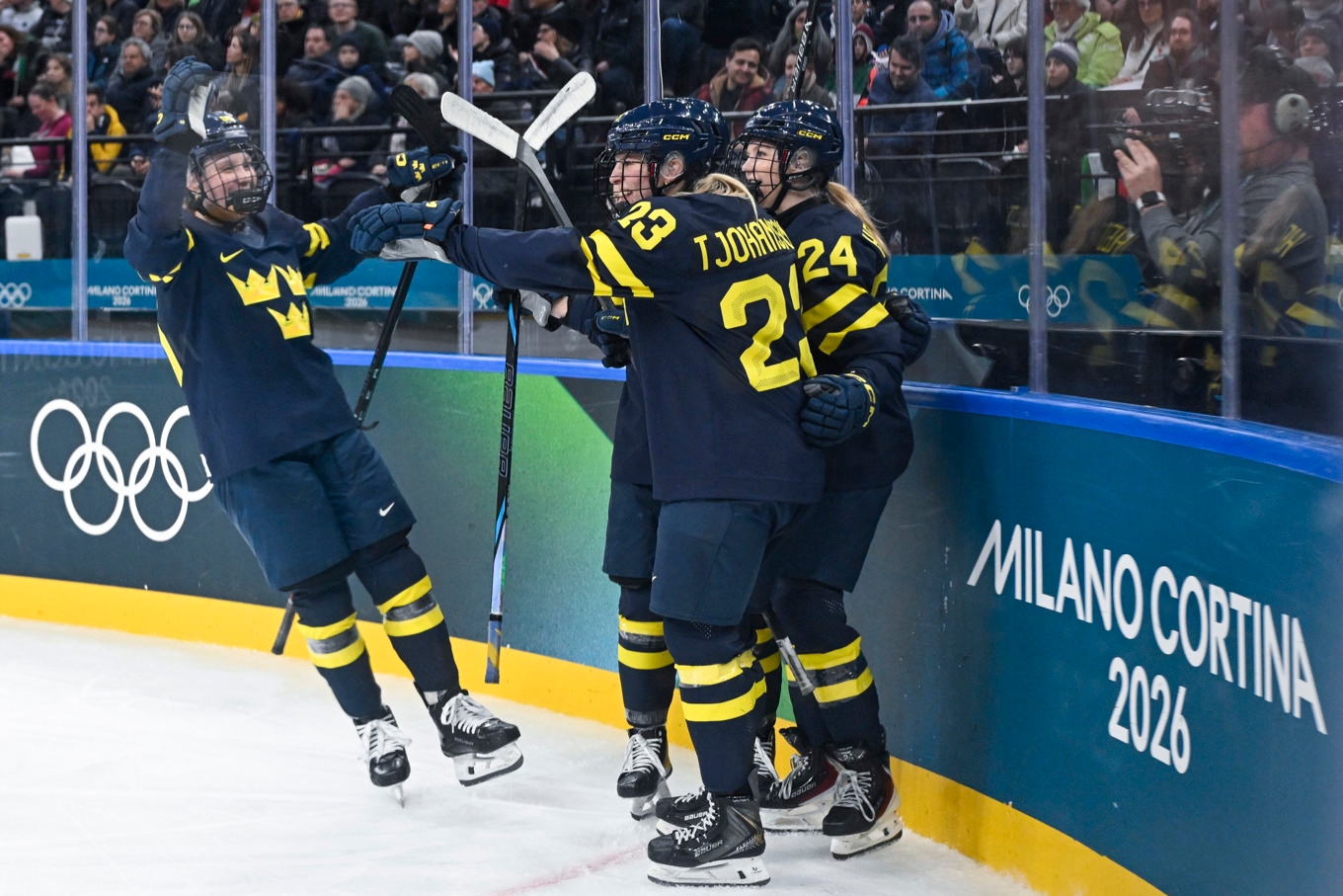 Sveriges Thea Johansson jublar med lagkamrater under segern mot Italien i vinter-OS. Foto: Jessica Gow/TT