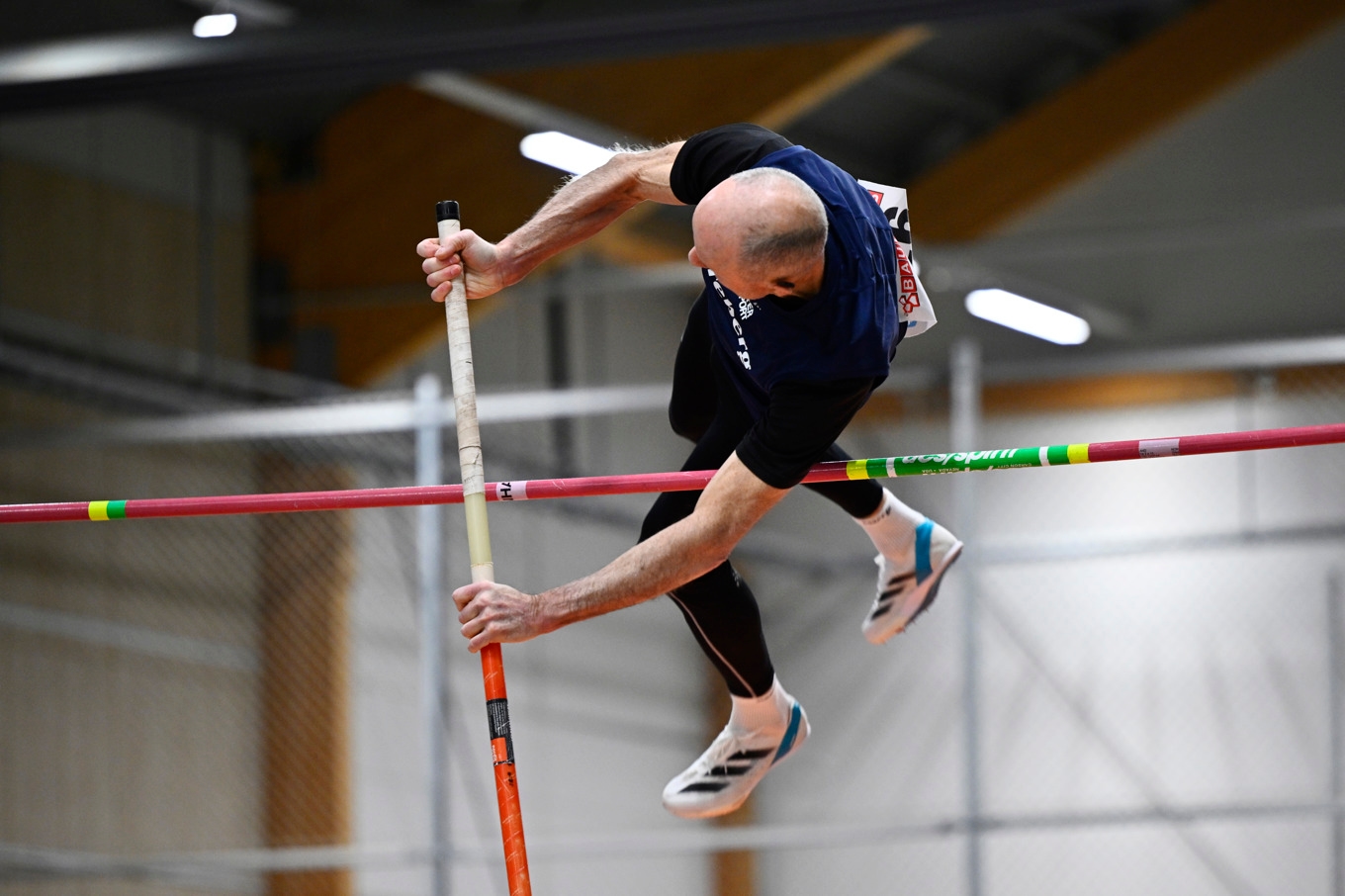 Ingemar Stenmark slog svenskt rekord i stavhopp under veteran-SM i friidrott. Foto: Anders Wiklund/TT