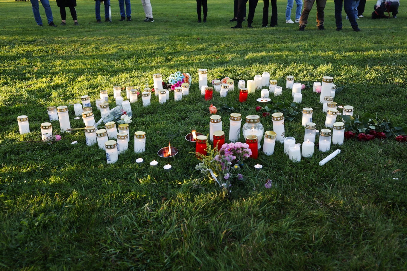 Blommor och ljus vid en minnesstund för den mördade ambulanssjukvårdaren i september. Foto: Mats Andersson/TT
