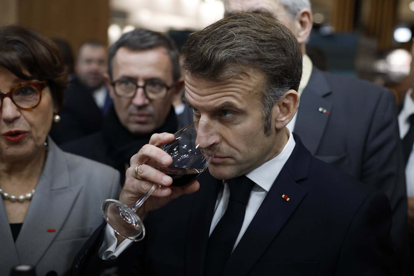 Frankrikes president Emmanuel Macron under sitt besök på vinmässan Wine Paris 2026 på måndagen. Foto: Yoan Valat/AP/TT