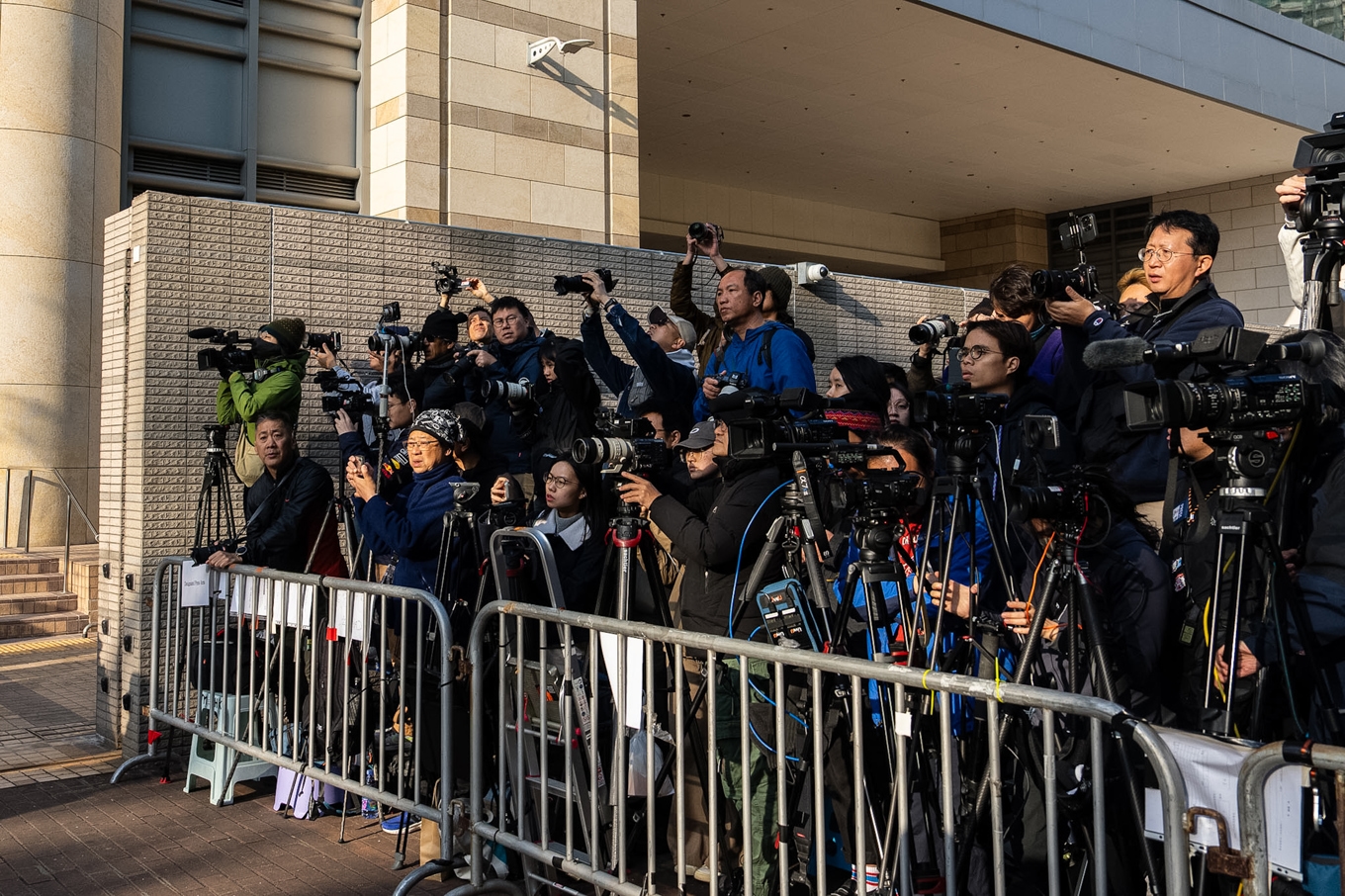 Ett stort pressuppbåd samlades vid domstolen i Hongkong när påföljden för Jimmy Lai tillkännagavs. Foto: Chan Long Hei/AP/TT