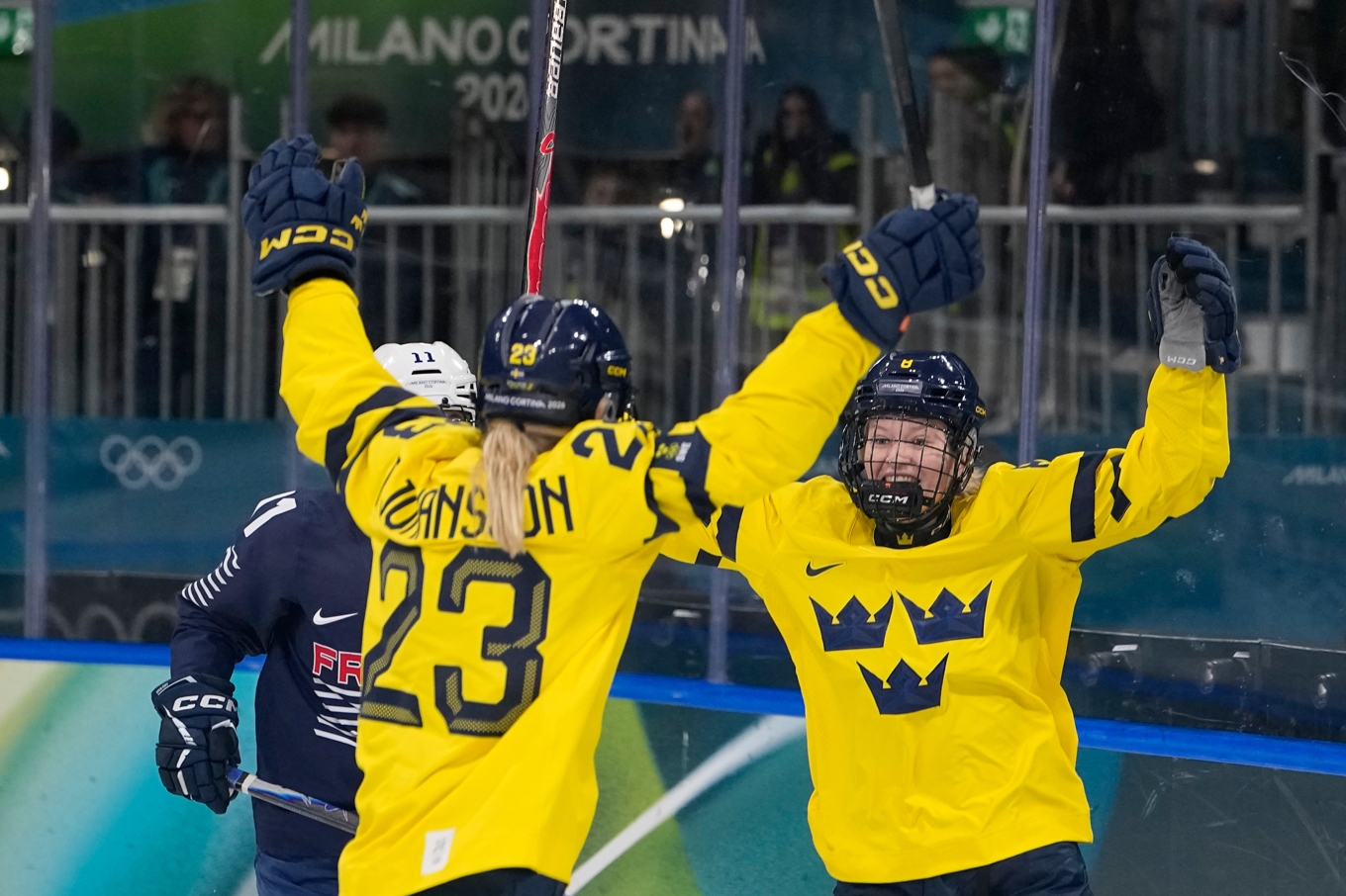 Thea Johansson, 23, firar efter öppningsmålet i gruppspelsmatchen mot Frankrike. Foto: Petr David Josek/AP/TT
