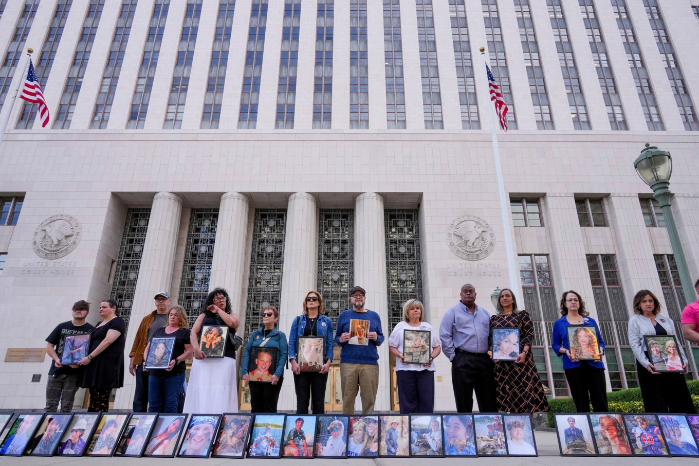 Föräldrar vars barn har dött på grund av händelser relaterade till sociala medier i en aktion utanför domstolen i Los Angeles, där rättegången arrangeras. Bild från i torsdags. Foto: Jordan Strauss /AP/TT