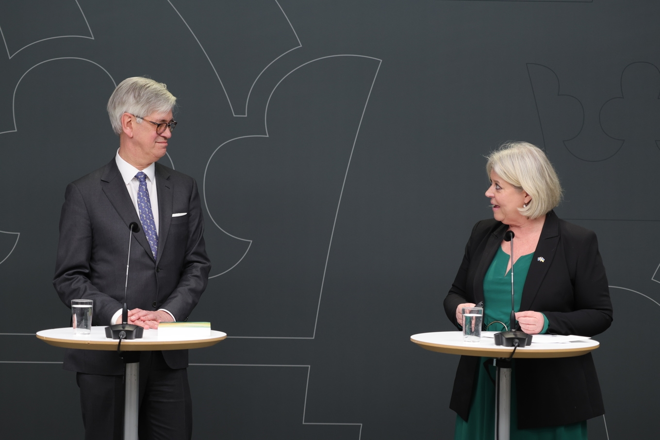 Anders Hagsgård, särskild utredare, och socialtjänstminister Camilla Waltersson Grönvall (M). Foto: Pär Bäckström/TT