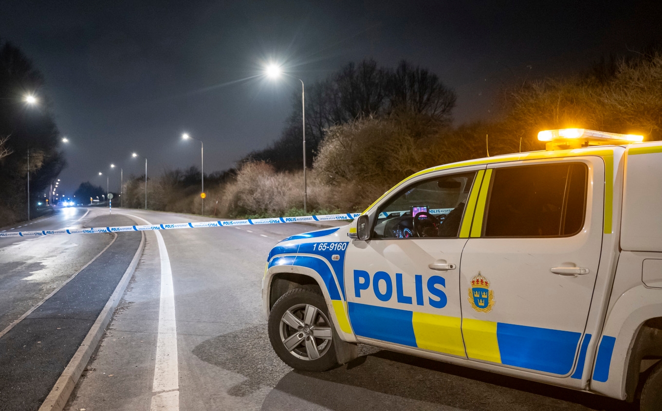 Polis och kriminaltekniker på plats efter att en 21-åring skjutits ihjäl i en bil i Malmö. Arkivbild. Foto: Johan Nilsson / TT