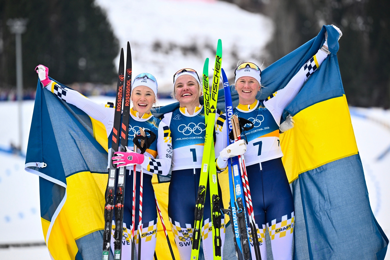 Svensk trippel: Jonna Sundling, silver, Linn Svahn, guld, och Maja Dahlqvist, brons, efter damernas final i sprint under vinter-OS i Val di Fiemme, Italien. Foto: Christine Olsson/TT