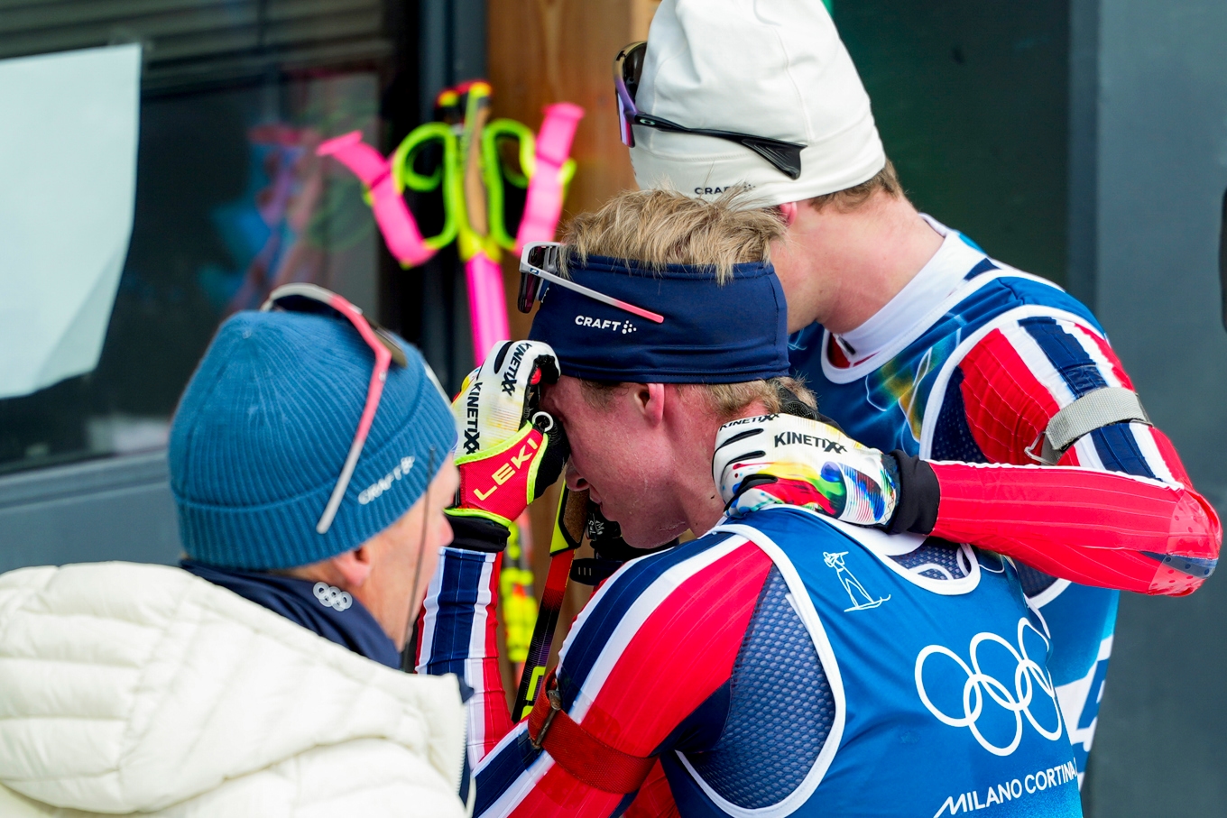 En tagen Johan-Olav Botn kramas om av ledare och lagkamrater efter sitt OS-guld på skidskyttets distanslopp över 20 kilometer. Foto: Heiko Junge/NTB/TT