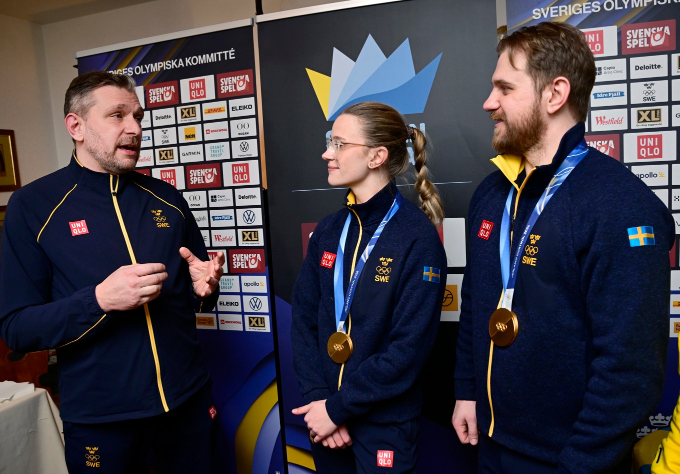 SOK:s sportchef Fredrik Joulamo firar curlingsyskonen Isabella och Rasmus Wranå efter OS-guldet i mixeddubbel i Cortina. Foto: Jonas Ekströmer/TT