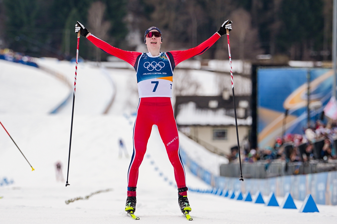 Jens Lurås Oftebro firar sitt guld. Foto: Matthias Schrader/AP/TT