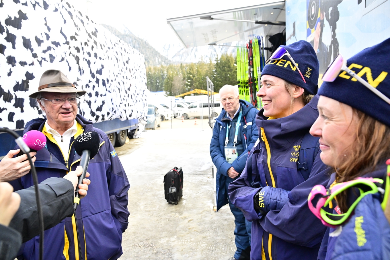Kung Carl Gustaf talar med Internationella skidskytteförbundet ordförande Olle Dahlin (längst bort) följt av Elvira Öberg (i mitten) och Linn Gestblom. Foto: Jonas Ekströmer/TT