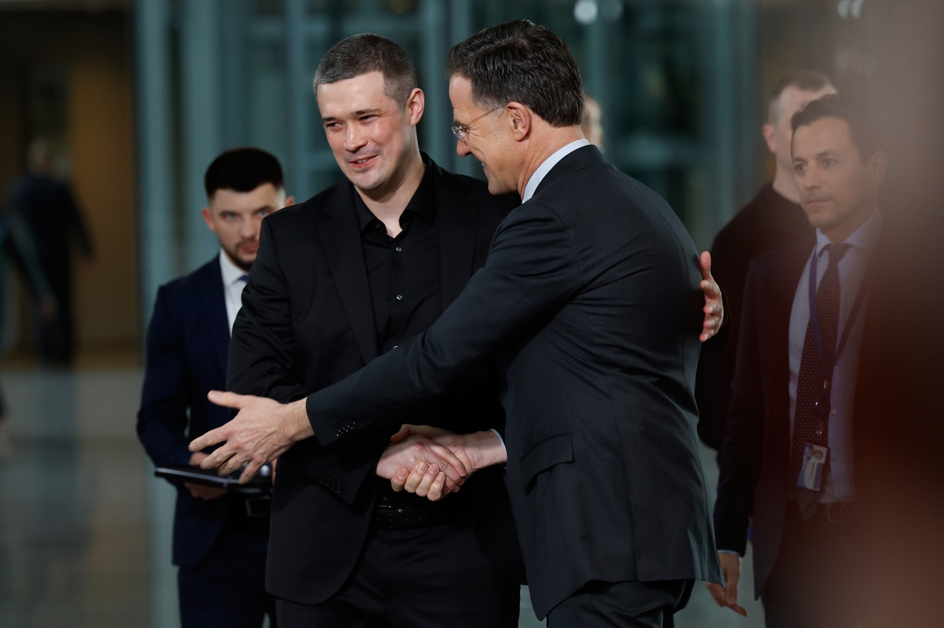 Ukrainas nye försvarsminister Mykhailo Fedorov hälsas välkommen till försvarsministermötet i Bryssel av Natos generalsekreterare Mark Rutte. Foto: Geert Vanden Wijngaert/AP/TT