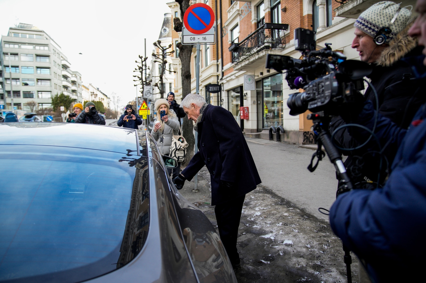 Thorbjørn Jagland med fotografer runt sig utanför bostaden i Oslo på torsdagen. Foto: Stian Lysberg Solum/NTB/TT