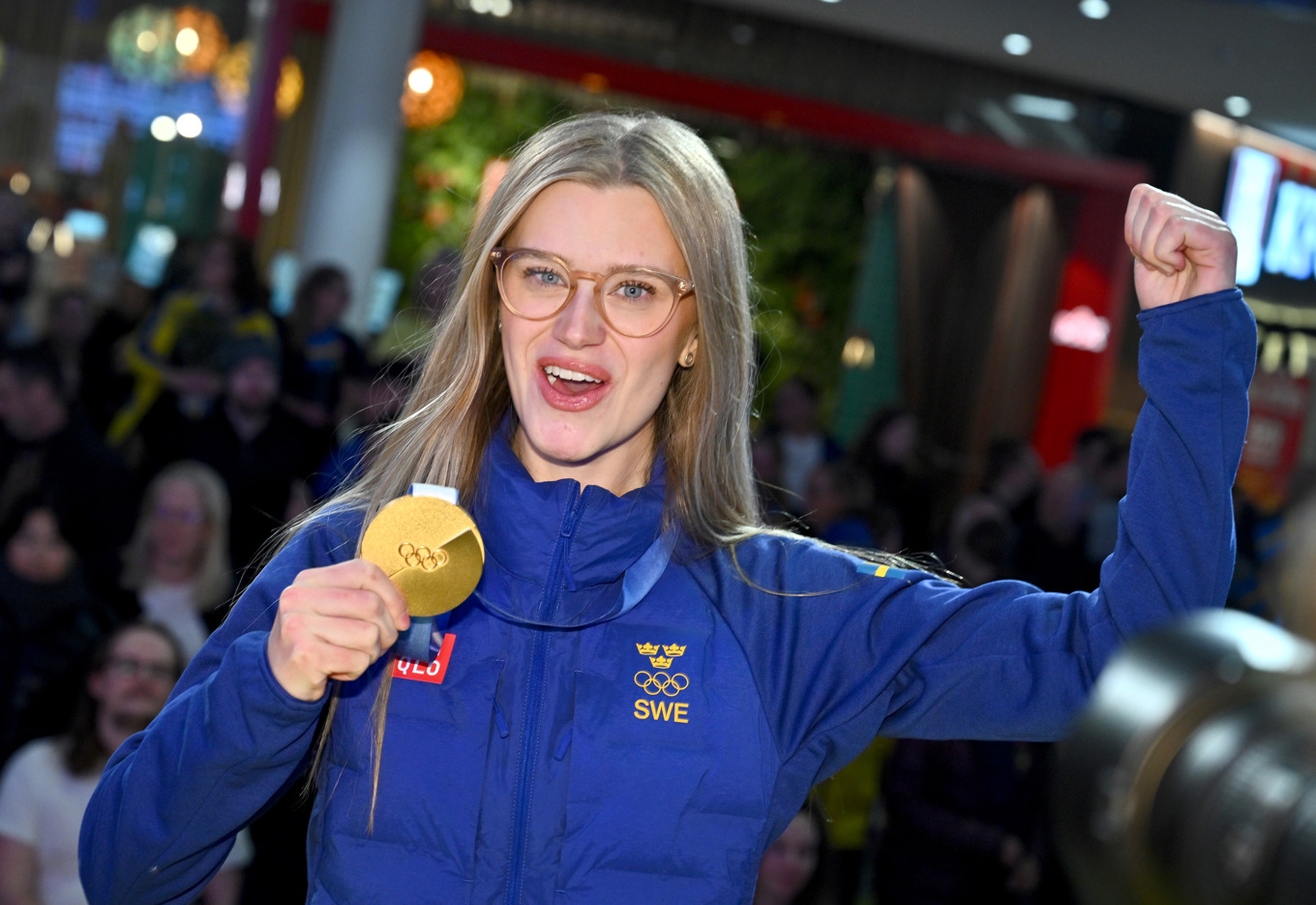 Isabella Wranå, nybliven OS-guldmedaljör i mixed curling, firas på Olympiafestivalen i Westfield Mall of Scandinavia, Solna. Foto: Claudio Bresciani/TT
