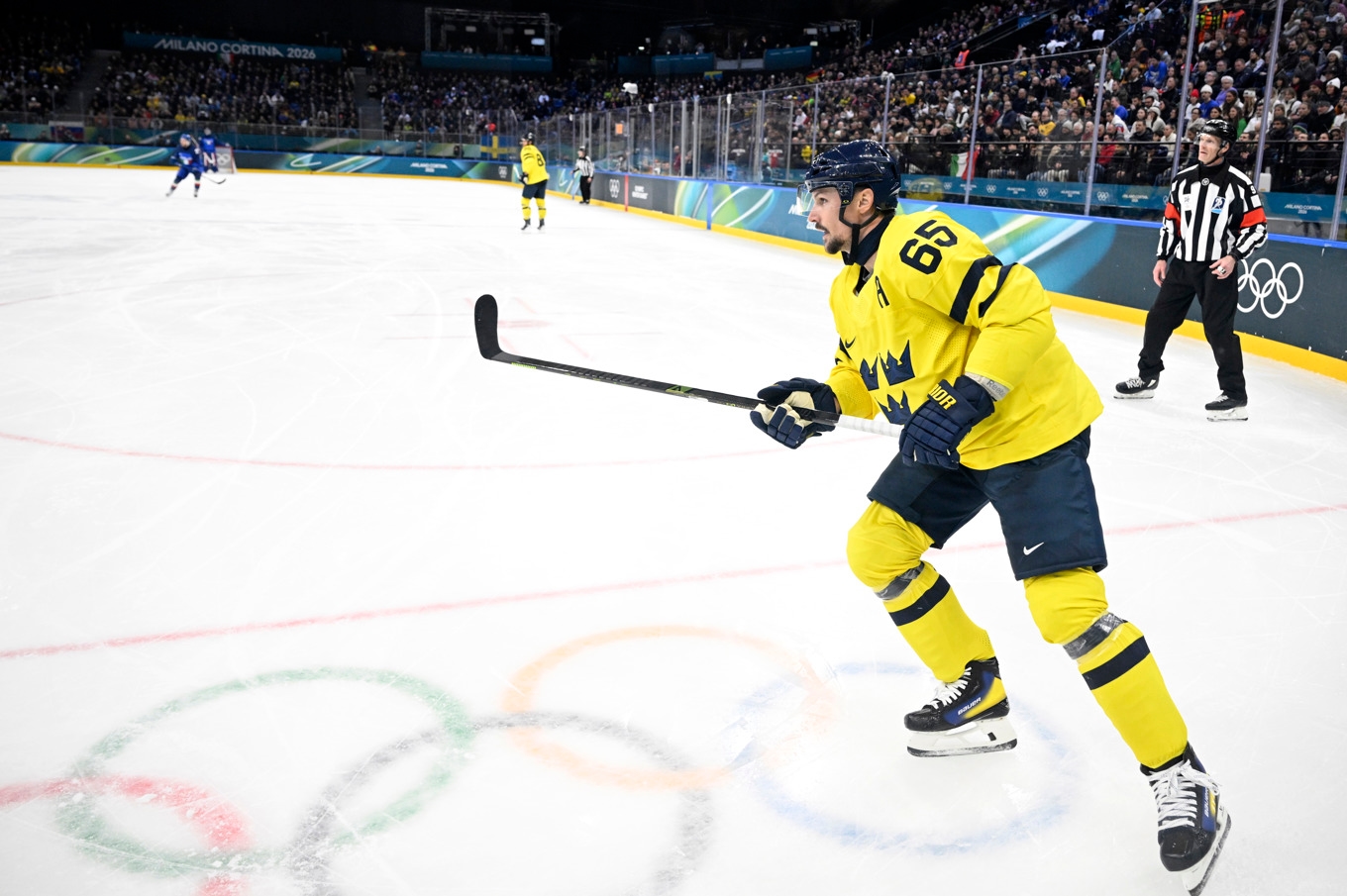 Stjärnbacken Erik Karlsson när Sverige vann OS-premiären mot värdnationen Italien med 5–2 i Milano. Foto: Jessica Gow/TT