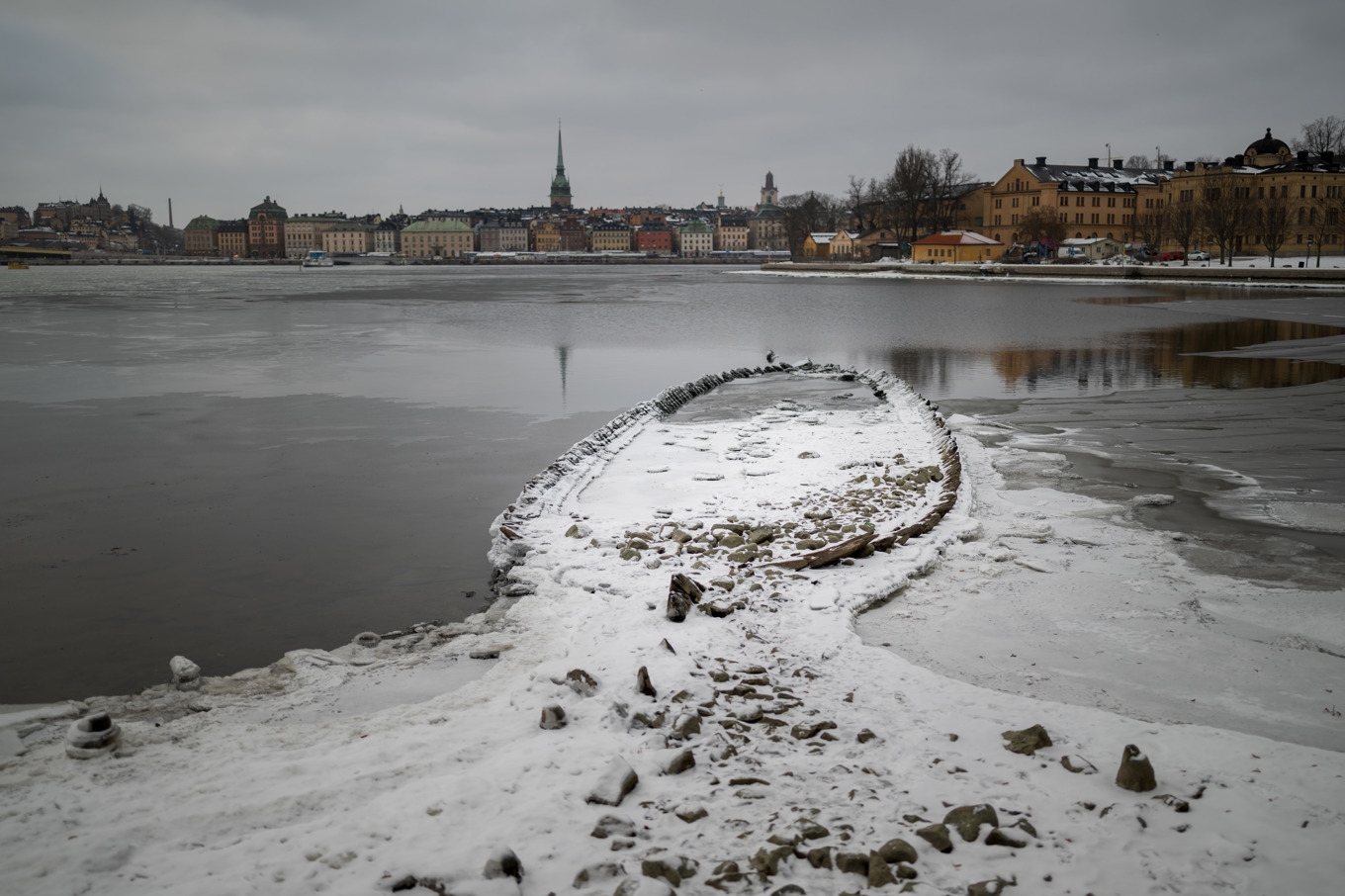 Ett skeppsvrak som vanligtvis ligger dolt under vattenytan har till följd av det låga vattenståndet blivit synligt från kajen på Kastellholmen i Stockholm. Bild från den 5 februari. Foto: Magnus Lejhall/TT