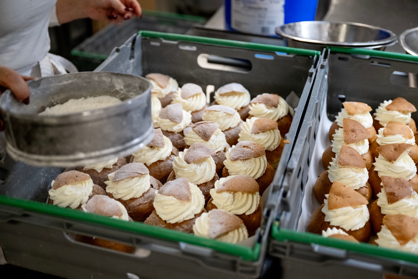 Det bakas semlor under semmeldagen på Bageri Kardemumma i Täby Kyrkby. Foto: Christine Olsson/TT