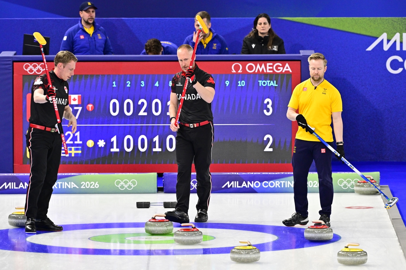 Kanadas Marc Kennedy och Brad Jacobs samt Sveriges Niklas Edin under gruppspelsmatchen mellan Kanada och Sverige i OS-curlingen i Cortina. Foto: Jonas Ekströmer/TT