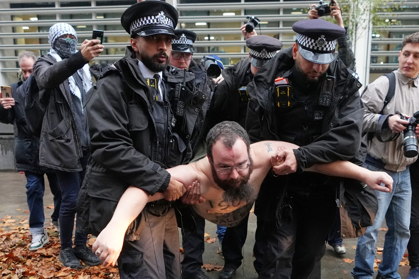 Brittiska poliser bär iväg en man som deltar i en demonstration för Palestine Action utanför inrikesdepartementet i London i november. Foto: Kirsty Wigglesworth/AP/TT