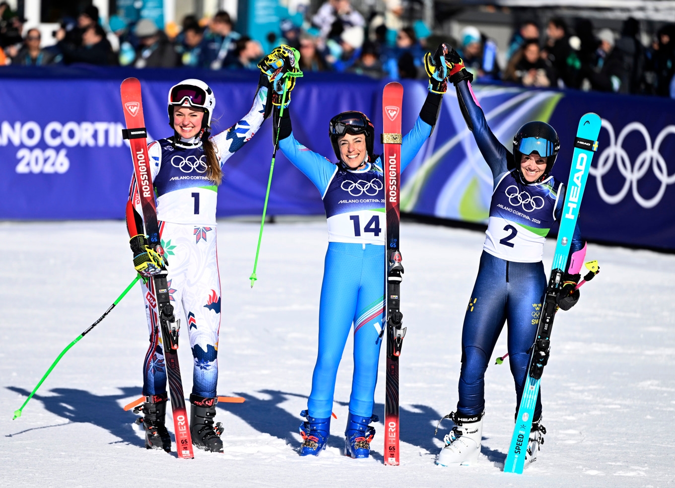 Vinnaren Federica Brignone (mitten) jublar med Sara Hector (till höger) som delar andra platsen med Norges Thea Louise Stjernesund i OS-storslalomen. Foto: Pontus Lundahl/TT
