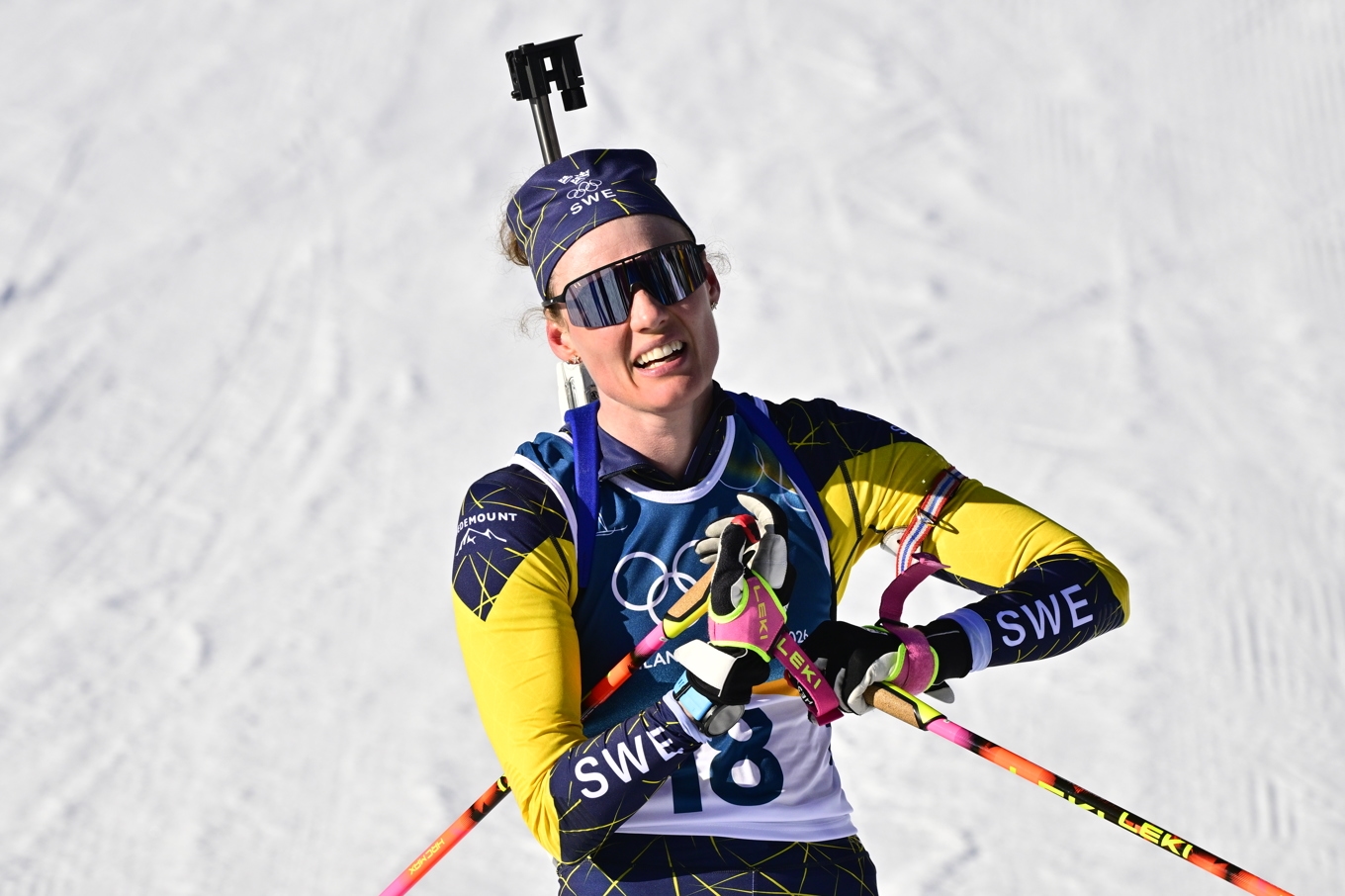 Hanna Öberg efter jaktstarten, då hon helst pratade om sambon Martin Ponsiluoma som tog guld. Foto: Jonas Ekströmer/TT