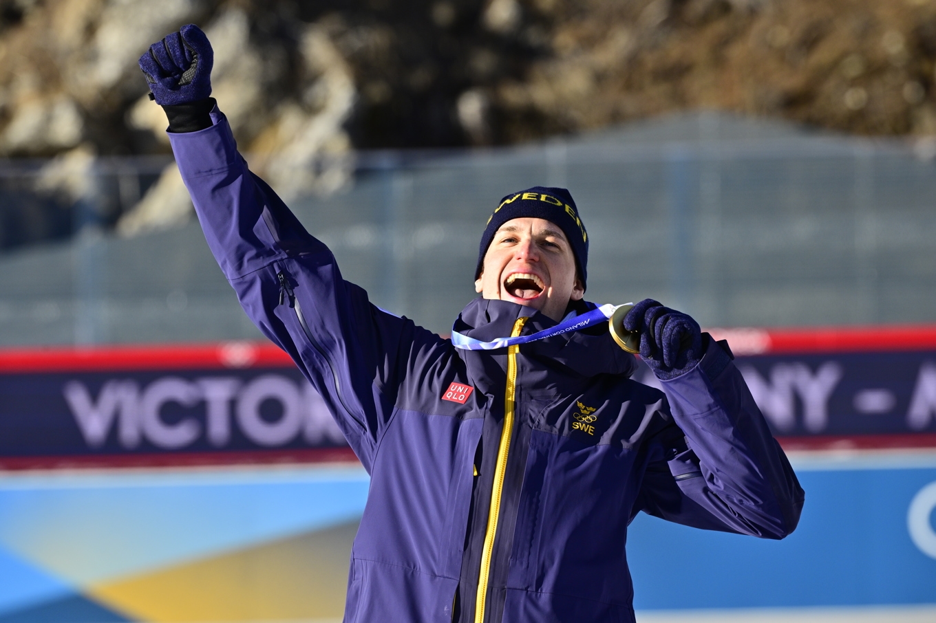 Martin Ponsiluoma med guldmedaljen efter segern i OS-jaktstarten. Foto: Jonas Ekströmer/TT