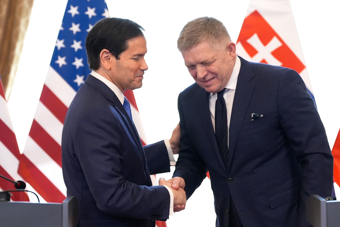 USA:s utrikesminister Marco Rubio mötte Slovakiens premiärminister Robert Fico i huvudstaden Bratislava. Foto: Alex Brandon /Pool via AP/TT