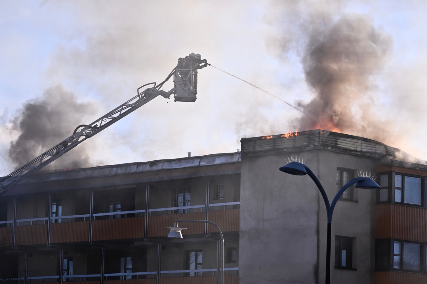 Släckningsarbete i en bostad i Kista i nordvästra Stockholm. Foto: Claudio Bresciani/TT