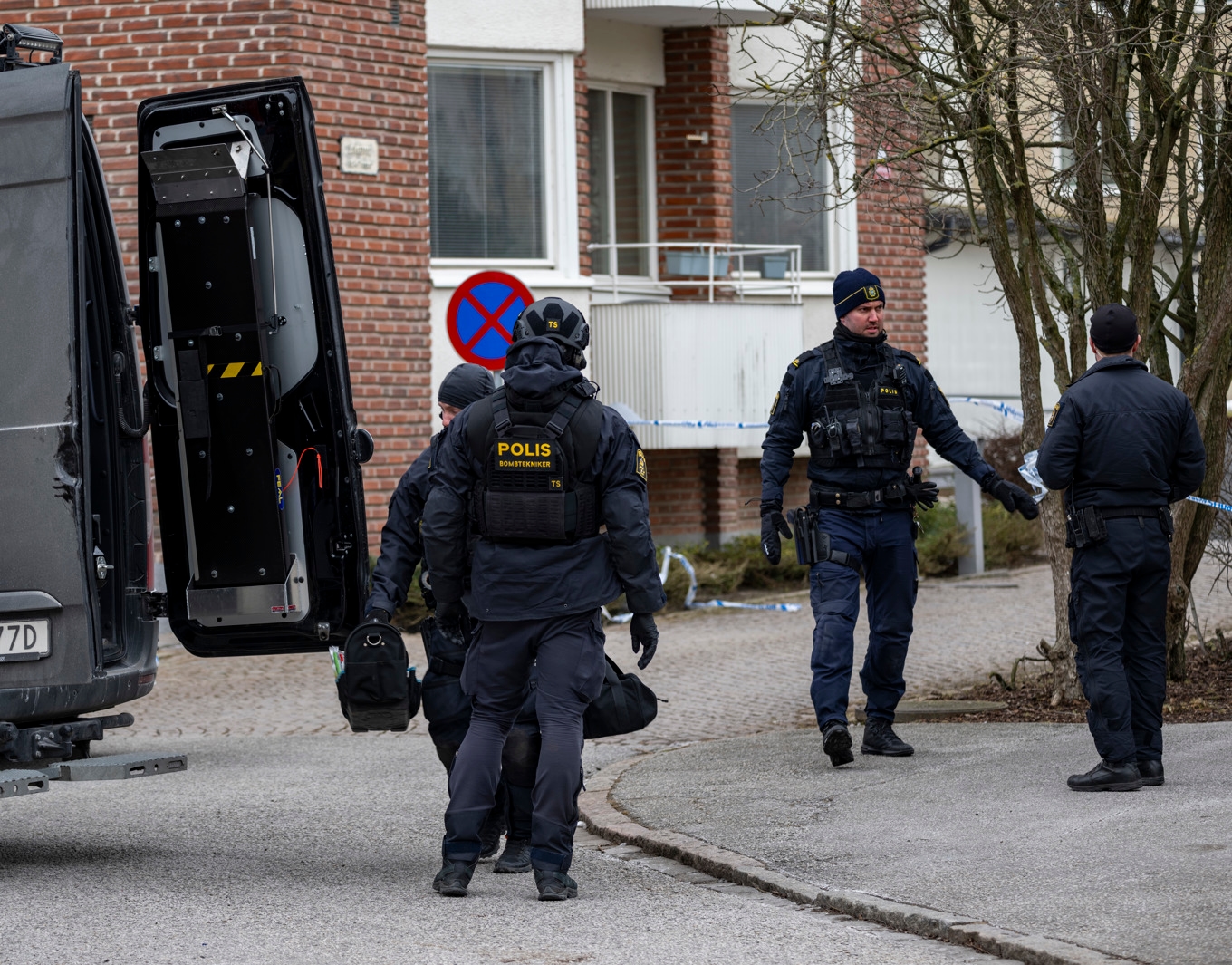 Polis och bombtekniker på plats på Köpenhamnsvägen i Malmö på måndagen efter ett larm om ett misstänkt farligt föremål. Foto: Johan Nilsson / TT