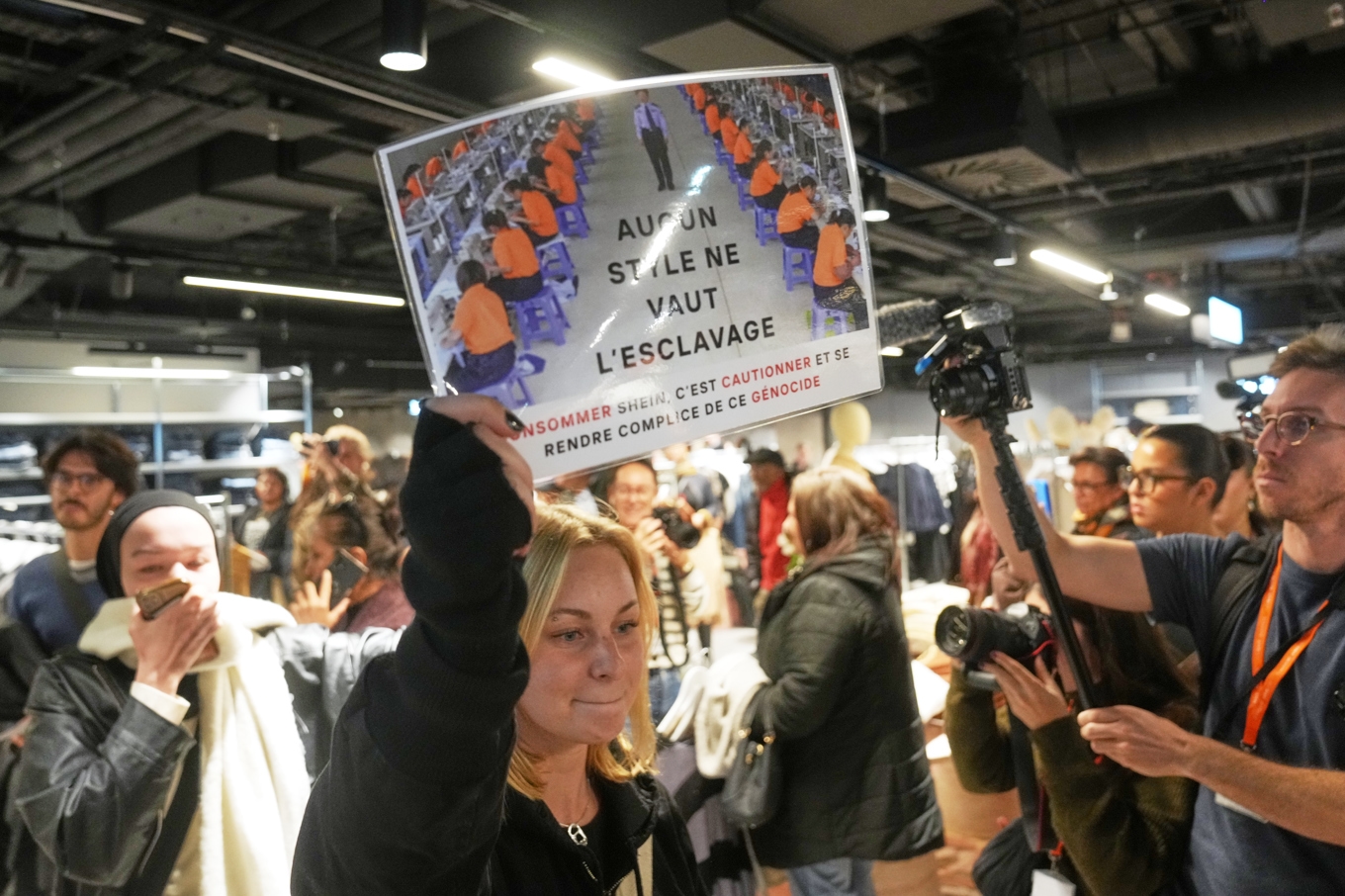 Förutom skandalen med de barnlika sexdockorna har e-handelsjätten Shein länge anklagats för undermåliga arbetsförhållanden på sina fabriker, falsk marknadsföring och kraftig miljöpåverkan. Bild från en protest i Sheins första fysiska butik i Paris i november. Foto: Thibault Camus/AP/TT