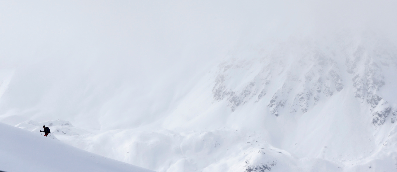 Lavinfaran är för närvarande stor i Alperna. Arkivbild. Foto: Matthias Schrader/AP/TT