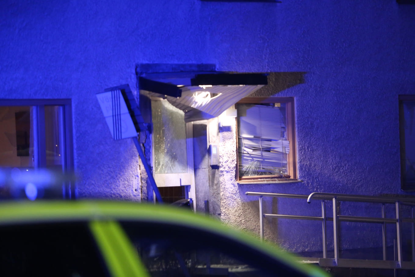 En port har skadats i en explosion i Rinkeby i Stockholm. Foto: Stockholm blåljus/TT