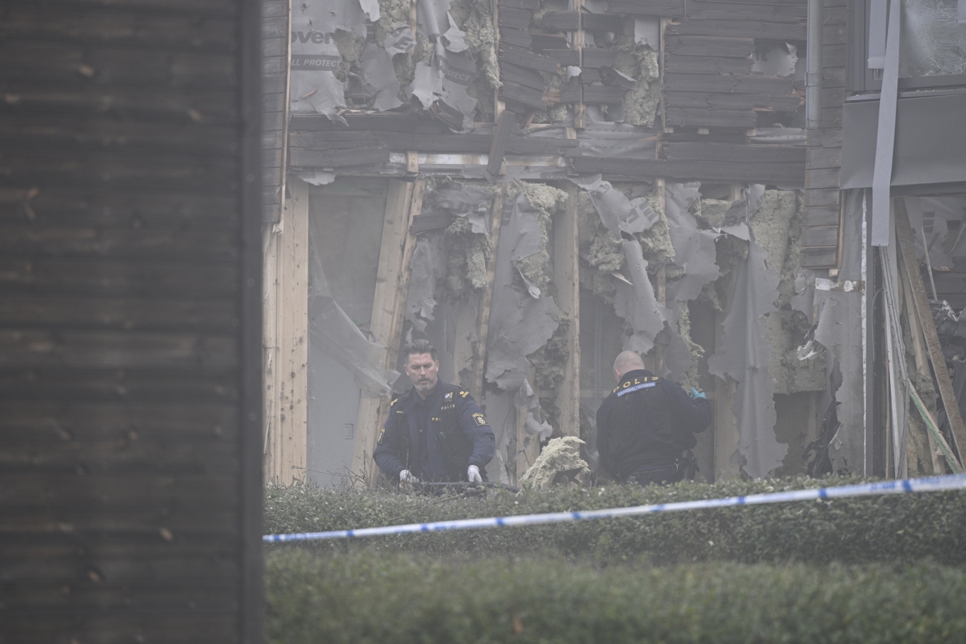 I september 2023 avled en ung kvinna i samband med en kraftig explosion i Fullerö i Uppsala kommun. Mannen som nu har överlämnats till Sverige från Grekland misstänks ha legat bakom sprängningen och ett stort antal andra grova våldsbrott. Foto: Anders Wiklund/TT