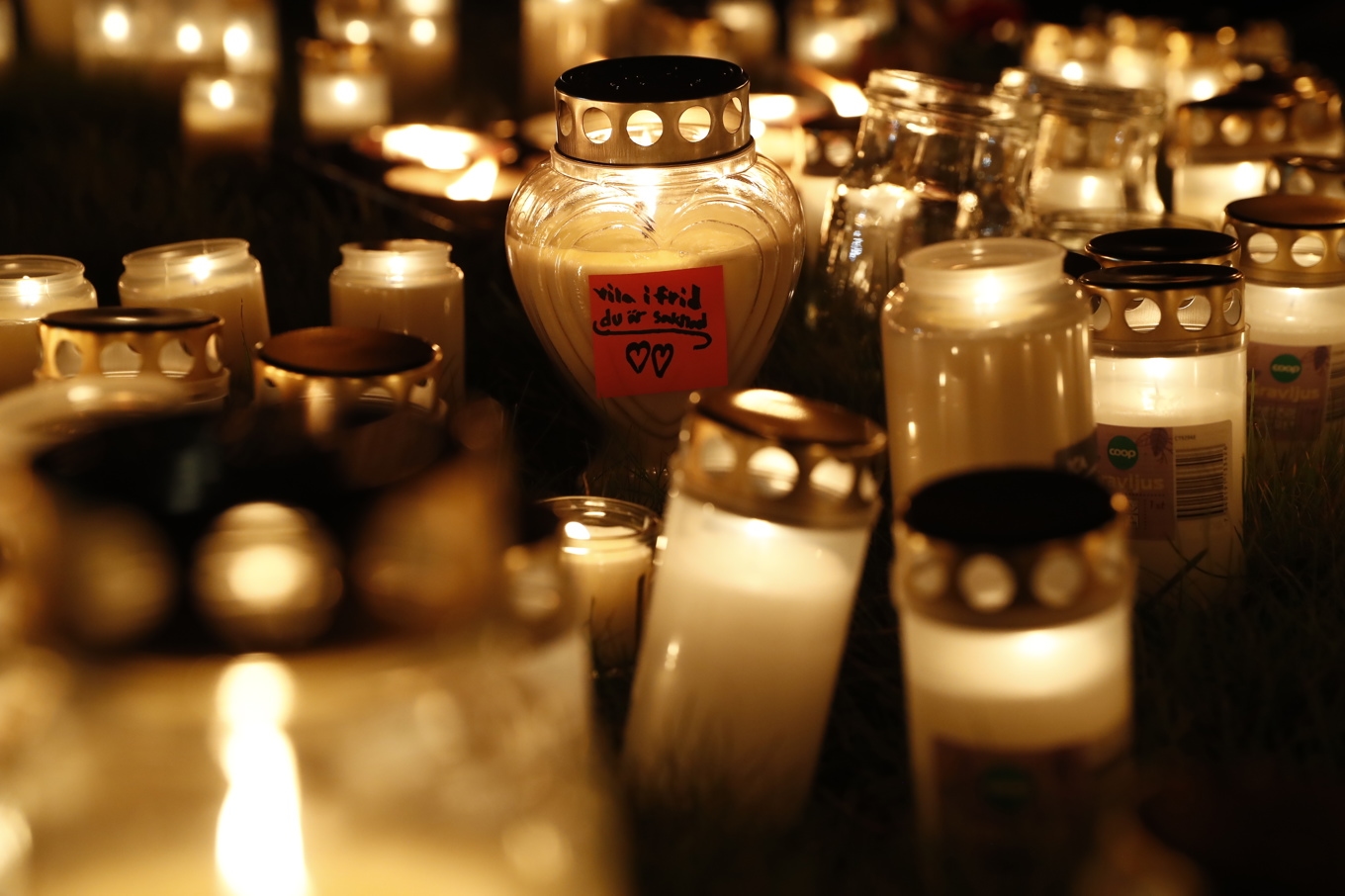 En ljusmanifestation efter sprängdådet i Fullerö där en 24-årig kvinna dödades. Foto: Mickan Palmqvist/TT