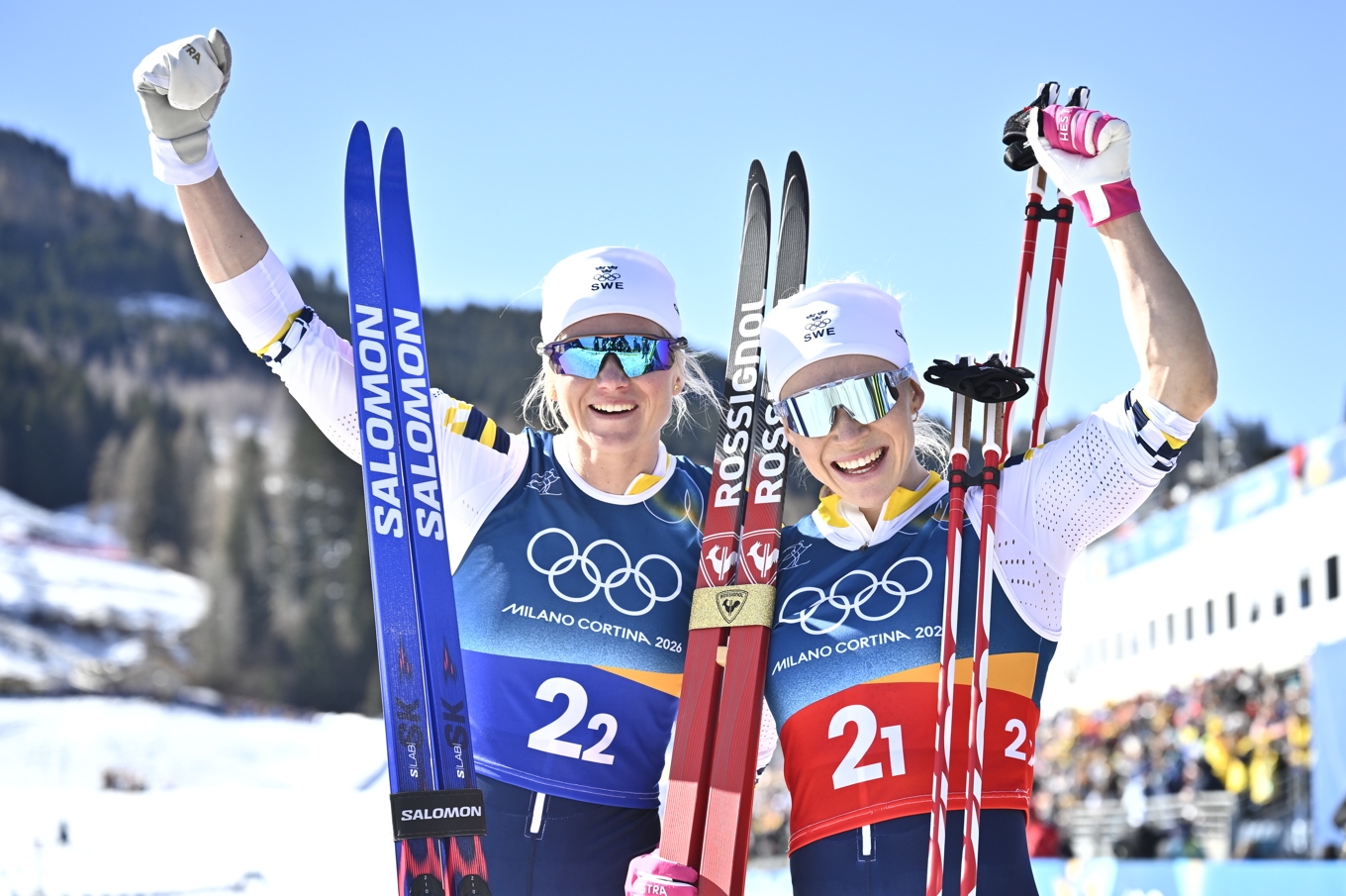 Sveriges Maja Dahlqvist och Jonna Sundling vann OS-guld i sprintstafetten på ett kontrollerat sätt. Foto: Christine Olsson/TT