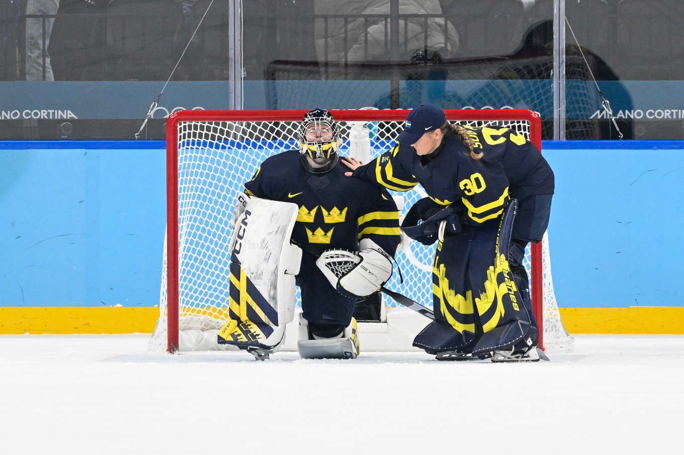 Sveriges målvakt Ebba Svensson Träff tröstas av reservmålvakten Emma Söderberg efter att Sverige förlorar i förlängningen mot Schweiz. Foto: Jessica Gow/TT