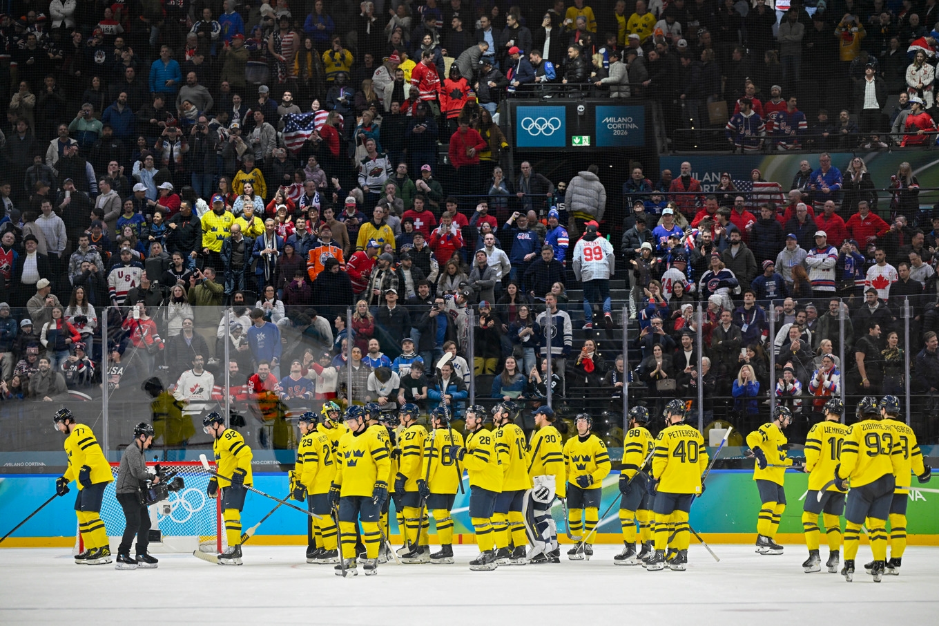 Tre kronor deppar efter förlust i herrarnas kvartsfinal i ishockey. Foto: Jessica Gow/TT