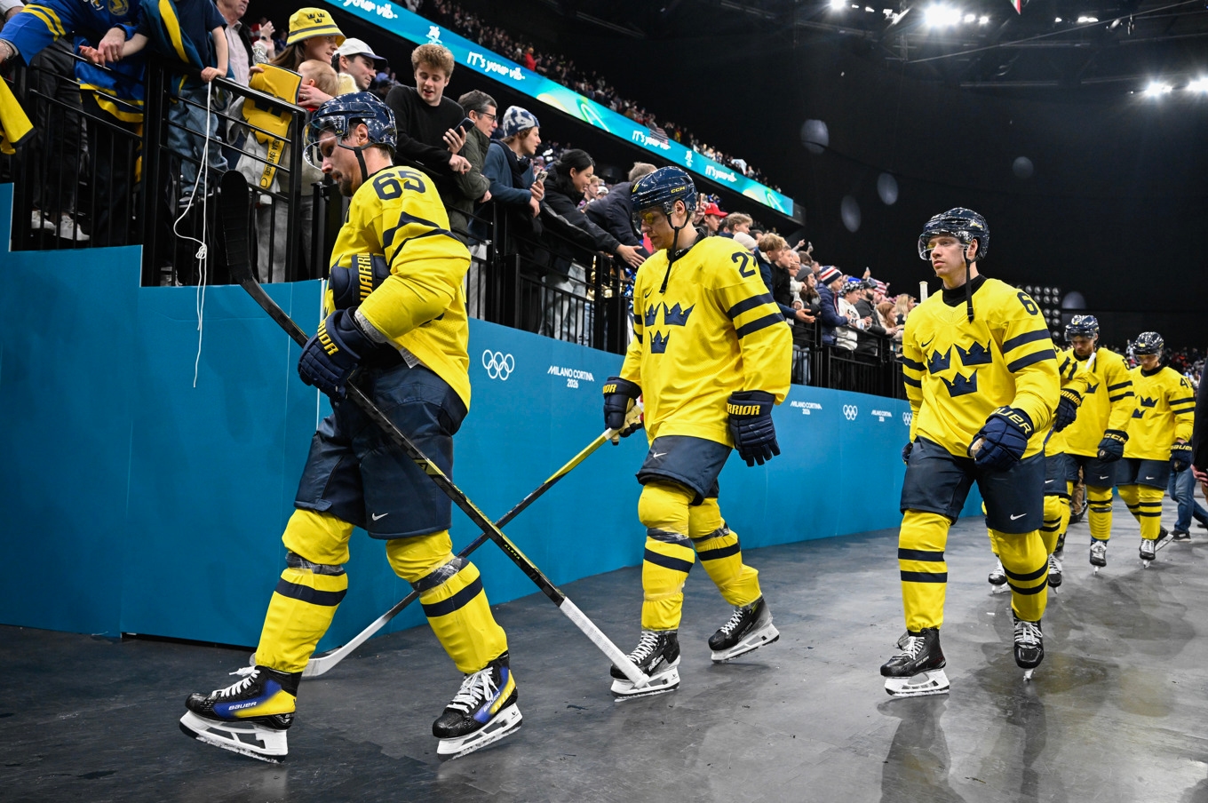 En deppig Erik Karlsson (65) och resten av Tre Kronor lämnar Santagiulia Arena efter kvartsfinalförlusten mot USA. Foto: Jessica Gow/TT