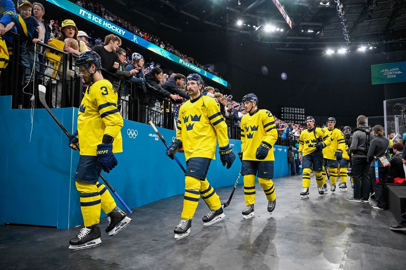 Deppigt uttåg. Oliver Ekman-Larsson, Filip Forsberg och Pontus Holmberg lämnar Santagiulia Arena för sista gången den här OS-turneringen. Foto: Jessica Gow/TT