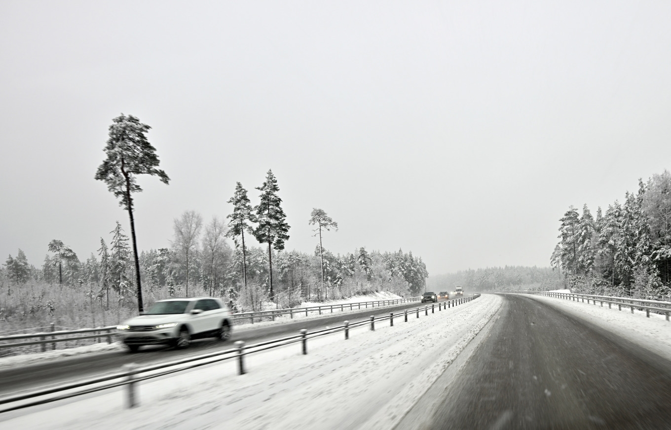 Regn på kalla vägytor kan bidra till halka. Arkivbild. Foto: Björn Larsson Rosvall/TT