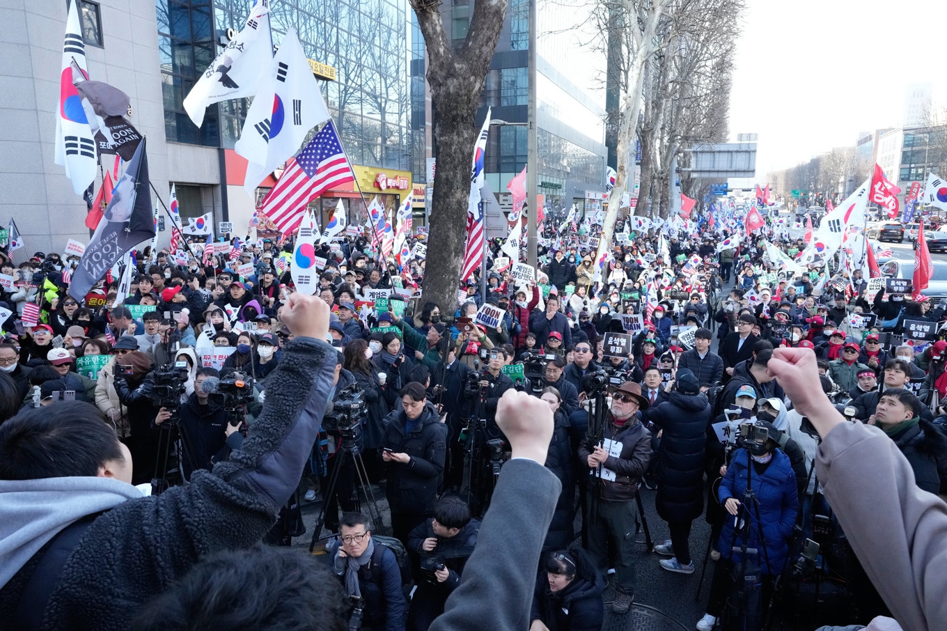 Anhängare till Sydkoreas expresident Yoon Suk-Yeol demonstrerar utanför domstolsbyggnaden i Seoul i samband med att domen meddelas. Foto: Ahn Young-joon/AP/TT