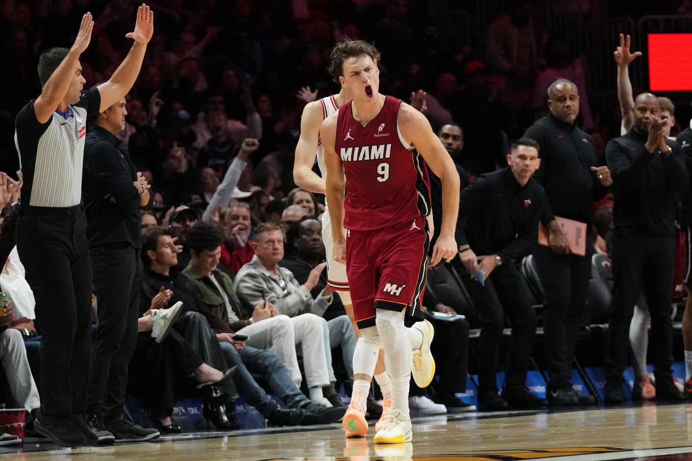 Miamis Pelle Larsson firar en trepoängare under en match i januari. Foto: Lynne Sladky/AP/TT