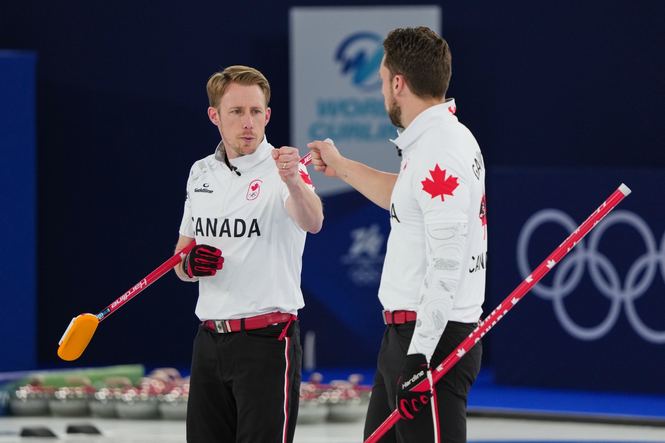 Kanadas Marc Kennedy, vänster, och Brett Gallant är OS-guldmedaljörer efter seger mot Storbritannien i finalen av herrarnas curlingturnering. Foto: Misper Apawu/AP/TT