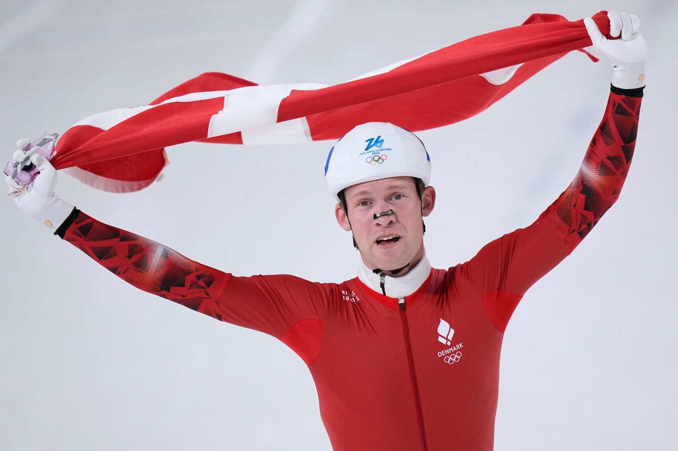 Viktor Hald Thorup firar sitt OS-silver. Foto: Luca Bruno/AP/TT