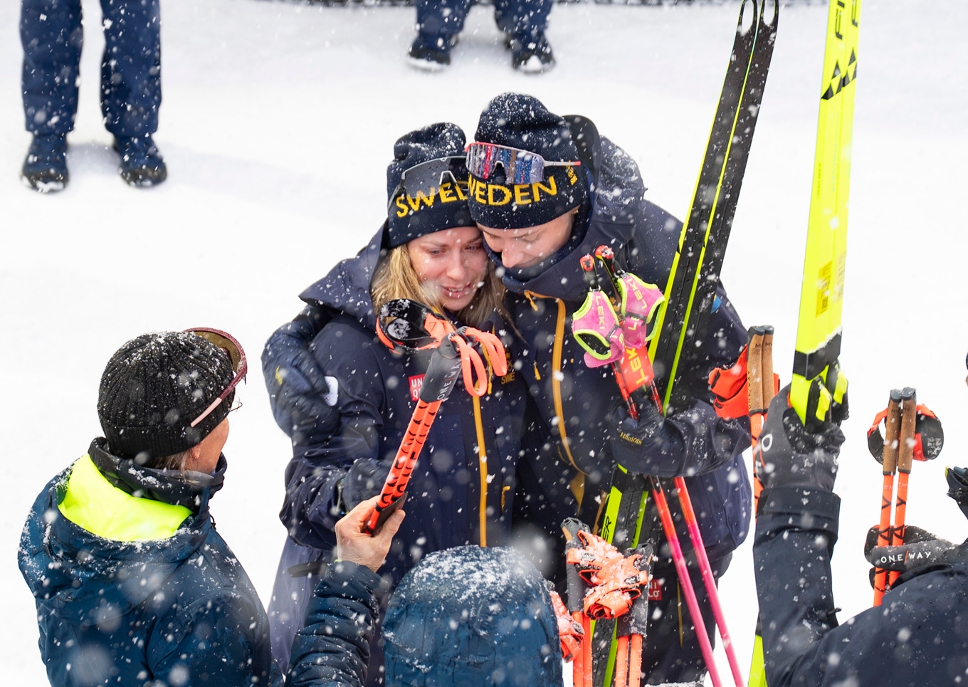 Hanna Öberg kramar om en gråtande och besviken Anna Magnusson. Foto: Pontus Lundahl/TT