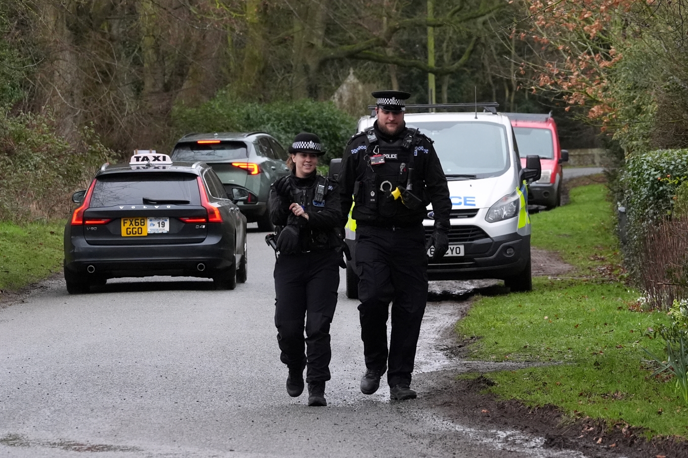 Poliser vid de kungliga ägorna i Sandringham på fredagen. Foto: Maja Smiejkowska/AP/TT