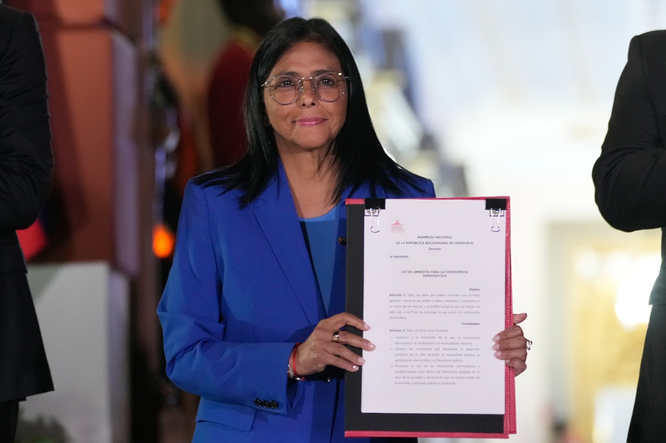 Venezuelas interimspresident Delcy Rodríguez i samband med undertecknandet av amnestilagen i torsdags. Foto: Ariana Cubillos /AP/TT