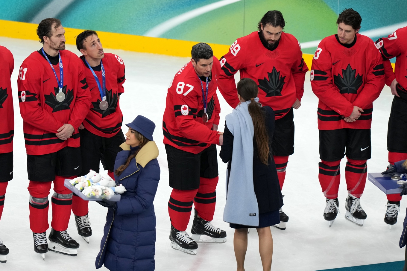 Superstjärnan Sidney Crosby kunde inte spela OS-finalen mot USA på grund av skada. Här tar han emot silvermedaljen i Santagiulia Arena i Milano efter 1–2-förlusten i förlängning. Foto: Carolyn Kaster/AP/TT